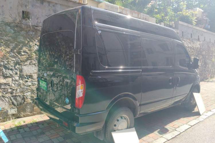 Used SAIC MAXUS Xintu V80 2023 2.0T Manual Classic Aoyuntong Short Wheelbase Mid-Roof 5/6-Seater Rear Right 45 Deg