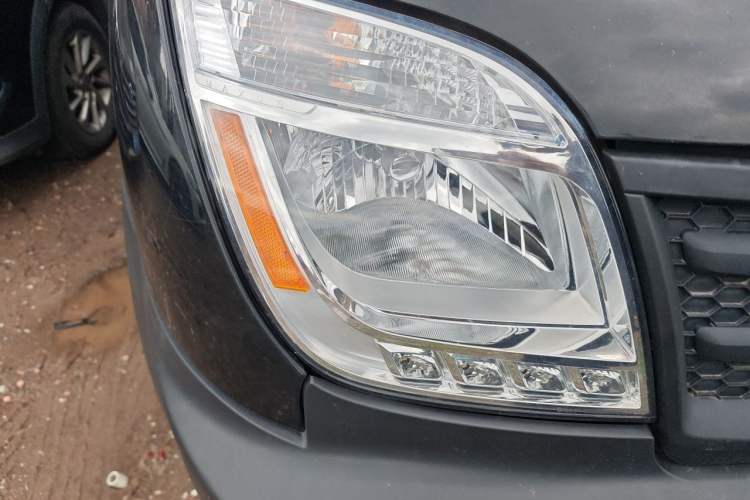 Used SAIC MAXUS Xintu V80 2023 2.0T AMT Classic Aoyuntong Short Wheelbase Mid-Roof 5/6-Seater Right Front Headlight