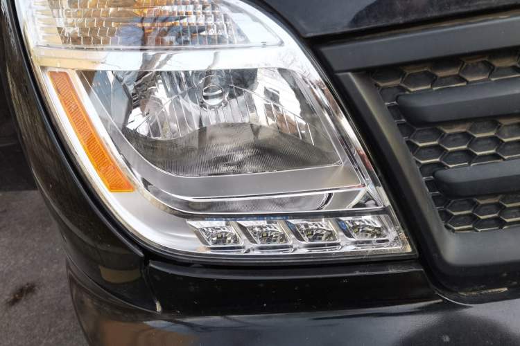 Used SAIC MAXUS Xintu V80 2023 2.0T Manual Classic Aoyuntong Long Wheelbase Mid-Height 6/7/8/9-Seater Right Front Headlight