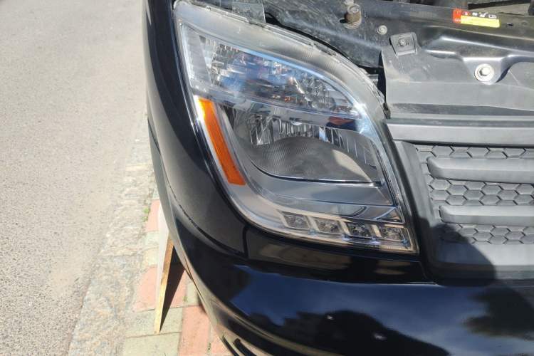 Used SAIC MAXUS Xintu V80 2023 2.0T Manual Classic Aoyuntong Short Wheelbase Mid-Roof 5/6-Seater Right Front Headlight