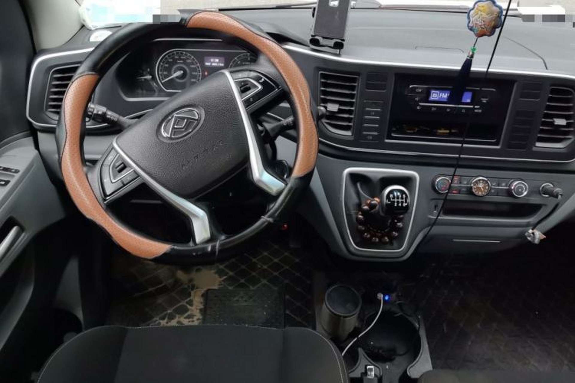 Used SAIC MAXUS Xintu V80 2023 2.0T Manual Classic Aoyuntong Short Wheelbase Ultra-Low Roof 7/8/9-Seater Steering Wheel