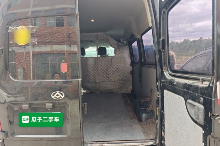 Used SAIC MAXUS Xintu V80 2023 2.0T AMT Classic Aoyuntong Short Wheelbase Mid-Roof 5/6-Seater Trunk