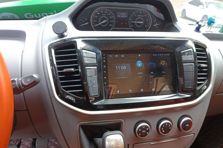 Used SAIC MAXUS Xintu V80 2023 2.0T Manual Classic Aoyuntong Short Wheelbase Mid-Roof 7/8/9-Seater Audio And AC Panel