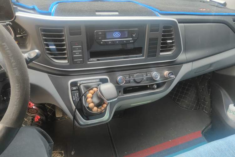 Used SAIC MAXUS Xintu V80 2023 2.0T PLUS AMT All-Rounder Long Wheelbase Mid-Height—6/7/8/9-Seater Audio And AC Panel
