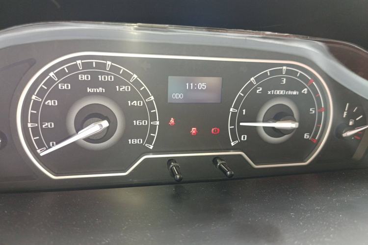 Used SAIC MAXUS Xintu V80 2023 2.0T Manual Classic Aoyuntong Short Wheelbase Mid-Roof 7/8/9-Seater Instrument Cluster
