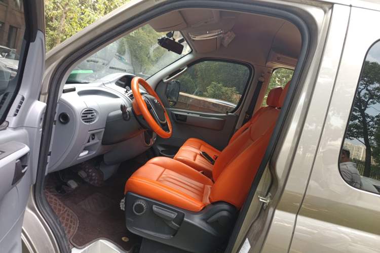 Used SAIC MAXUS Xintu V80 2023 2.0T Manual Classic Aoyuntong Short Wheelbase Mid-Roof 7/8/9-Seater Left Front Seat
