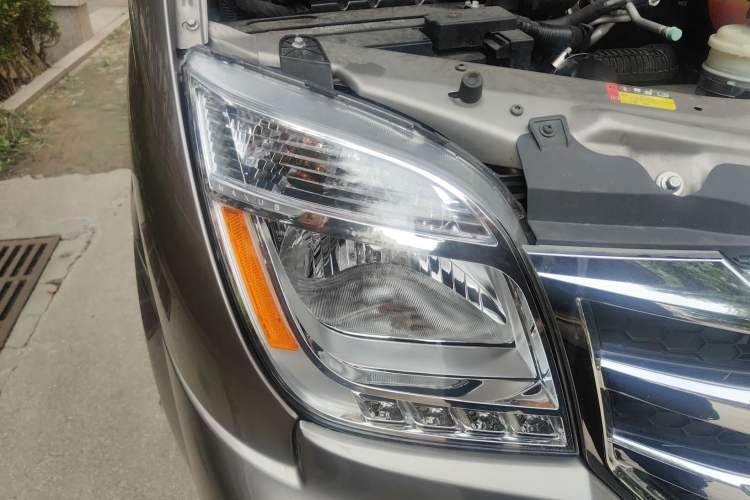 Used SAIC MAXUS Xintu V80 2023 2.0T PLUS AMT All-Rounder Long Wheelbase Mid-Height—6/7/8/9-Seater Right Front Headlight