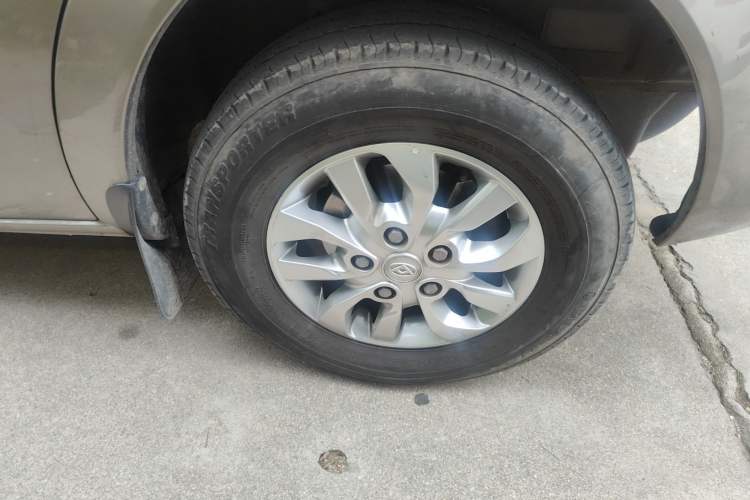 Used SAIC MAXUS Xintu V80 2023 2.0T PLUS AMT All-Rounder Long Wheelbase Mid-Height—6/7/8/9-Seater Right Front Wheel Hub