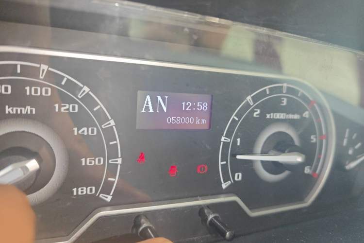 Used SAIC MAXUS Xintu V80  Odometer Close Up
