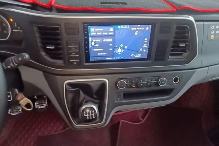 Used SAIC MAXUS Xintu V80 2023 2.0T Manual Classic Aoyuntong Power Version Short Wheelbase Ultra-Low Roof—7/8/9-Seater Audio And AC Panel