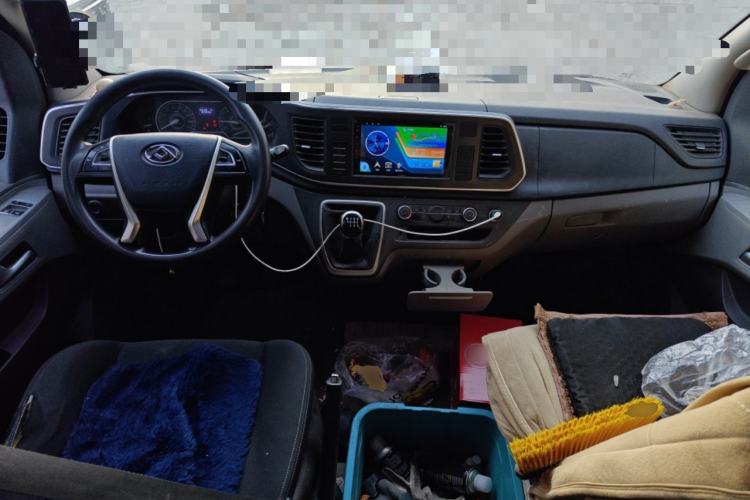 Used SAIC MAXUS Xintu V80 2023 2.0T Manual Classic Aoyuntong Short Wheelbase Ultra-Low Roof 5/6-Seater Center Console