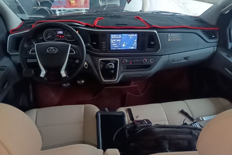 Used SAIC MAXUS Xintu V80 2023 2.0T Manual Classic Aoyuntong Power Version Short Wheelbase Ultra-Low Roof—7/8/9-Seater Center Console