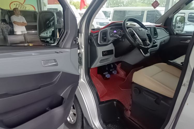 Used SAIC MAXUS Xintu V80 2023 2.0T Manual Classic Aoyuntong Power Version Short Wheelbase Ultra-Low Roof—7/8/9-Seater Driver Seat