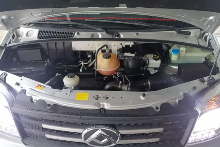 Used SAIC MAXUS Xintu V80 2023 2.0T Manual Classic Aoyuntong Power Version Short Wheelbase Ultra-Low Roof—7/8/9-Seater Engine Bay