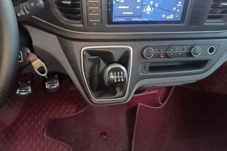Used SAIC MAXUS Xintu V80 2023 2.0T Manual Classic Aoyuntong Power Version Short Wheelbase Ultra-Low Roof—7/8/9-Seater Gear Lever