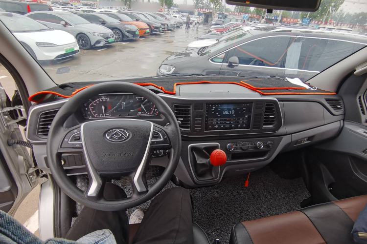 Used SAIC MAXUS Xintu V80 2023 2.0T Manual Classic Aoyuntong Long Wheelbase Mid-Height 6/7/8/9-Seater Interior 2