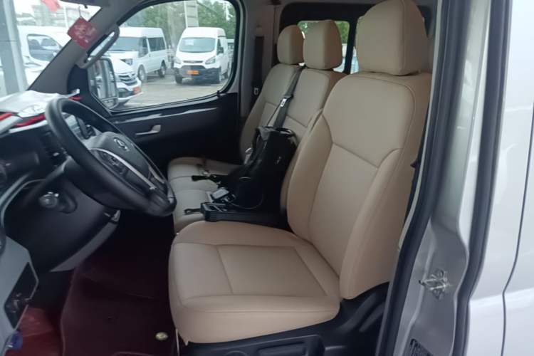 Used SAIC MAXUS Xintu V80 2023 2.0T Manual Classic Aoyuntong Power Version Short Wheelbase Ultra-Low Roof—7/8/9-Seater Left Front Seat