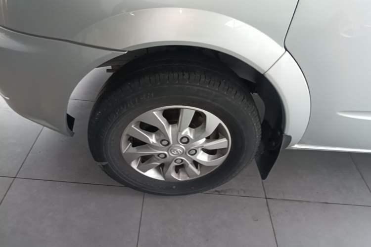 Used SAIC MAXUS Xintu V80 2023 2.0T Manual Classic Aoyuntong Power Version Short Wheelbase Ultra-Low Roof—7/8/9-Seater Left Front Wheel Hub