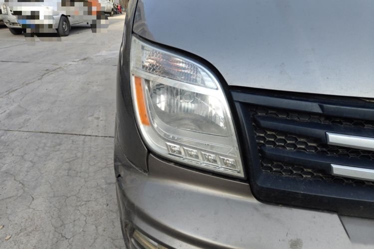 Used SAIC MAXUS Xintu V80 2023 2.0T Manual Classic Aoyuntong Short Wheelbase Ultra-Low Roof 5/6-Seater Right Front Headlight