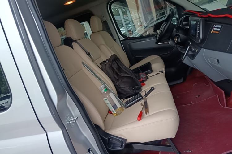 Used SAIC MAXUS Xintu V80 2023 2.0T Manual Classic Aoyuntong Power Version Short Wheelbase Ultra-Low Roof—7/8/9-Seater Right Front Seat