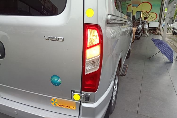 Used SAIC MAXUS Xintu V80 2023 2.0T Manual Classic Aoyuntong Power Version Short Wheelbase Ultra-Low Roof—7/8/9-Seater Right Rear Taillight