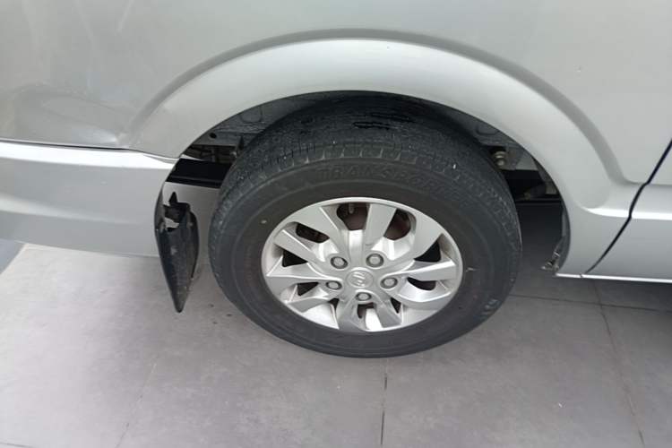 Used SAIC MAXUS Xintu V80 2023 2.0T Manual Classic Aoyuntong Power Version Short Wheelbase Ultra-Low Roof—7/8/9-Seater Right Rear Wheel Hub