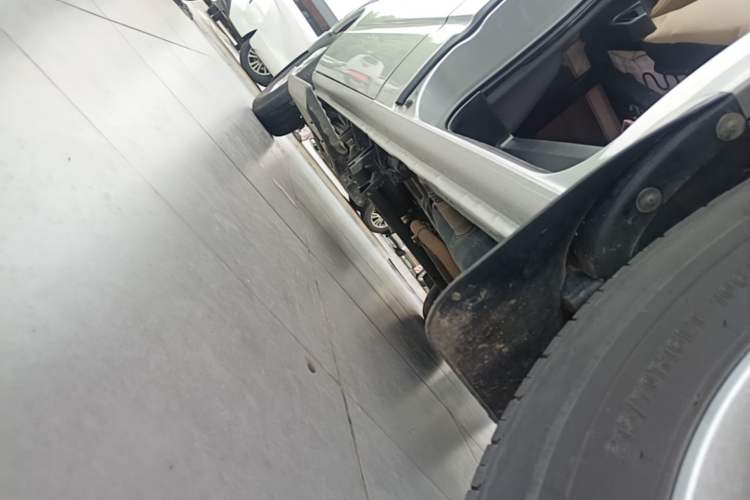Used SAIC MAXUS Xintu V80 2023 2.0T Manual Classic Aoyuntong Power Version Short Wheelbase Ultra-Low Roof—7/8/9-Seater Right Side Sill