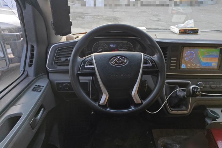 Used SAIC MAXUS Xintu V80 2023 2.0T Manual Classic Aoyuntong Short Wheelbase Ultra-Low Roof 5/6-Seater Steering Wheel