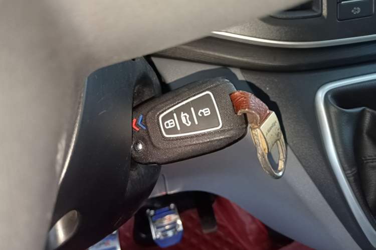 Used SAIC MAXUS Xintu V80 2023 2.0T Manual Classic Aoyuntong Power Version Short Wheelbase Ultra-Low Roof—7/8/9-Seater Vehicle Key