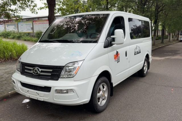 Used SAIC MAXUS Xintu V80 2023 2.0T AMT Classic Aoyuntong Short Wheelbase Ultra-Low Roof 5/6-Seater