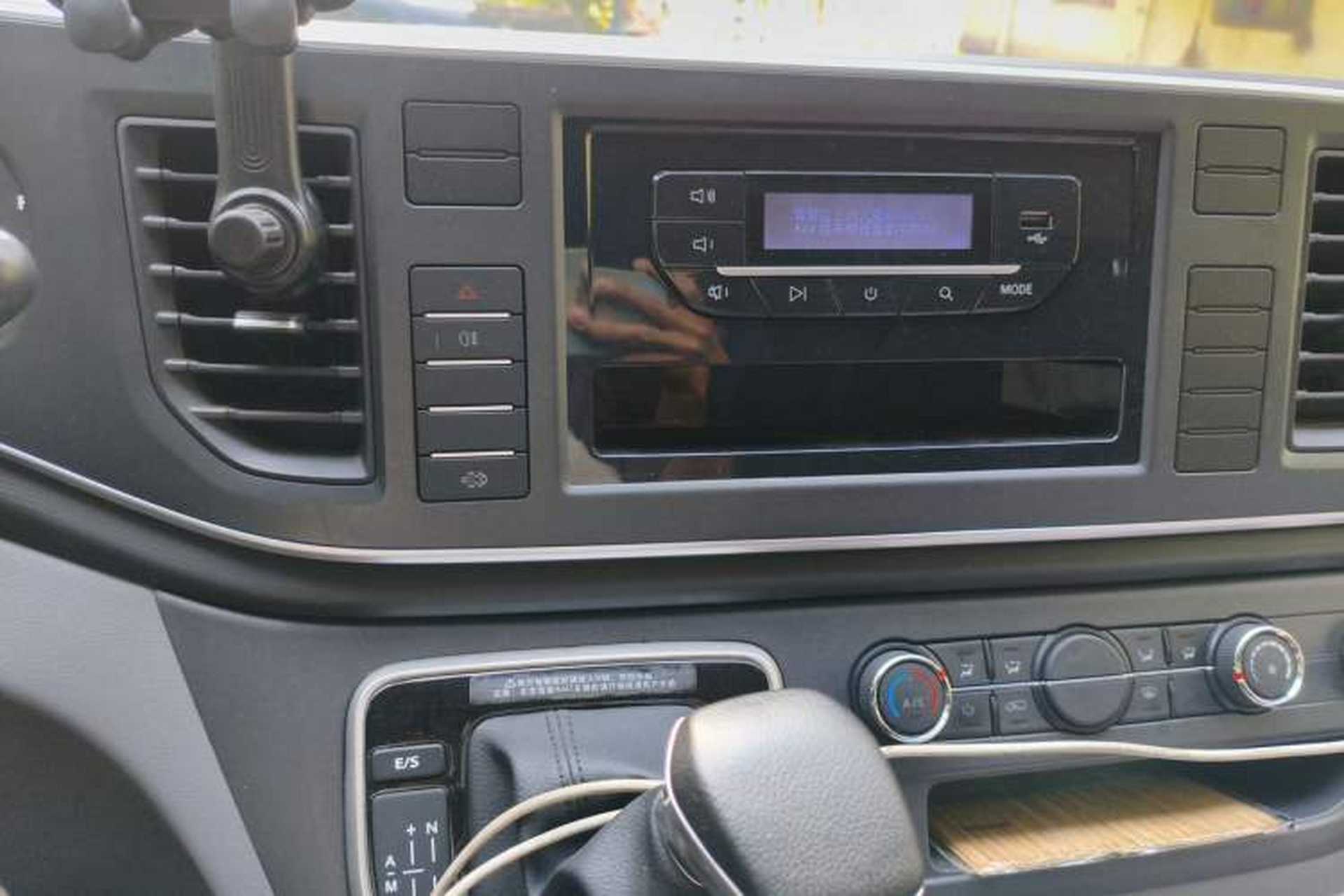 Used SAIC MAXUS Xintu V80 2023 2.0T AMT Classic Aoyuntong Short Wheelbase Mid-Roof 5/6-Seater Audio And AC Panel