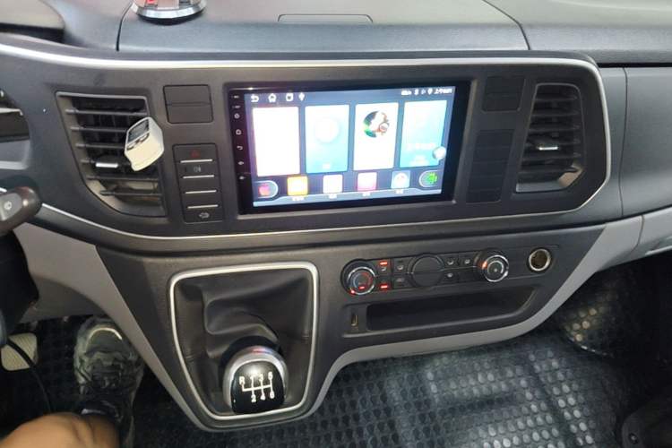 Used SAIC MAXUS Xintu V80 2023 2.0T Manual Classic Aoyuntong Long Wheelbase Mid-Height 6/7/8/9-Seater Audio And AC Panel
