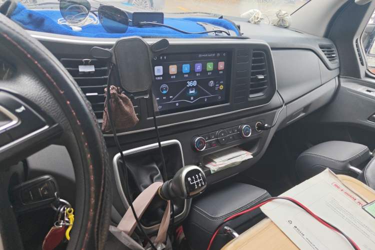 Used SAIC MAXUS Xintu V80 2023 2.0T Manual Classic Aoyuntong Power Version Long Wheelbase Mid-Roof Design 6/7/8/9-Seater Audio And AC Panel