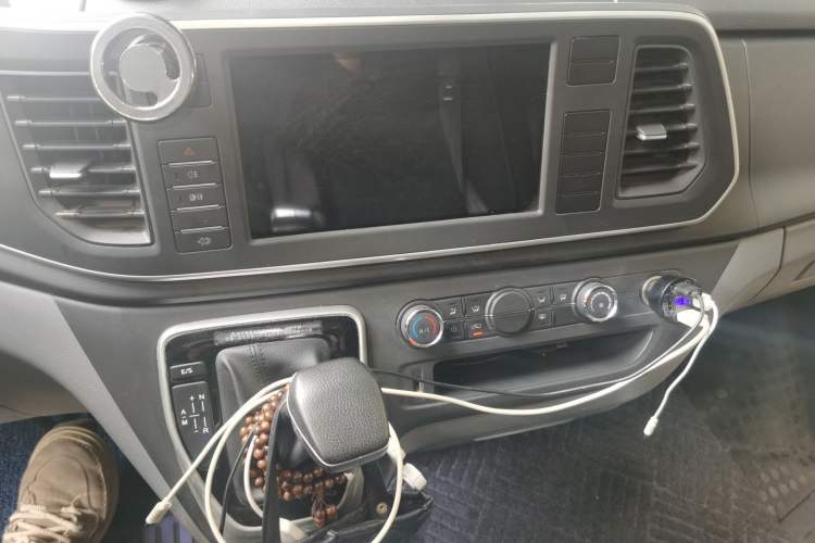 Used SAIC MAXUS Xintu V80 2023 2.0T AMT Classic Aoyuntong Short Wheelbase Ultra-Low Roof 5/6-Seater Audio And AC Panel