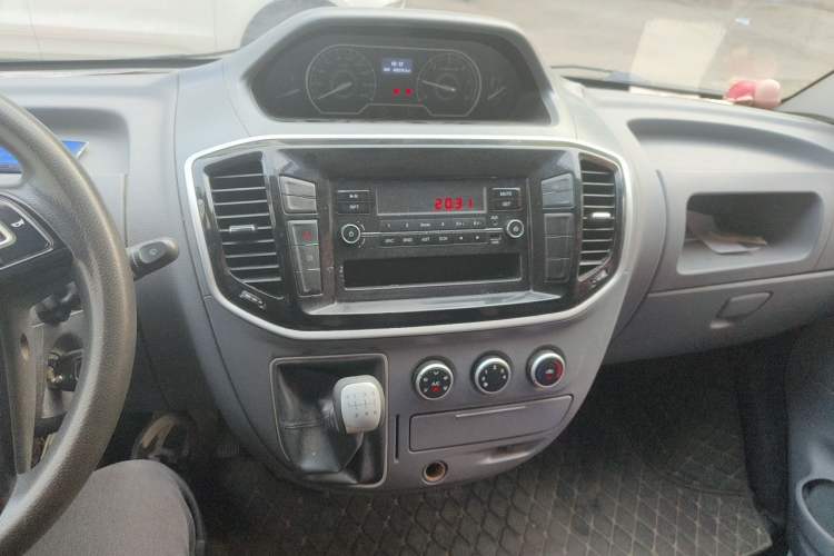 Used SAIC MAXUS Xintu V80 2023 2.0T PLUS Manual Van Short Wheelbase Mid-Roof Design 3-Seater Audio And AC Panel