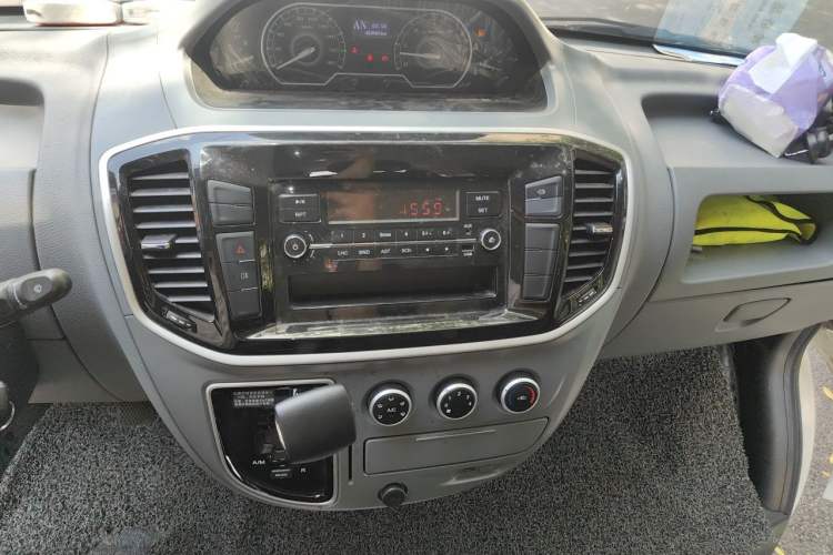 Used SAIC MAXUS Xintu V80 2023 2.0T AMT Classic Aoyuntong Short Wheelbase Mid-Roof 5/6-Seater Audio And AC Panel