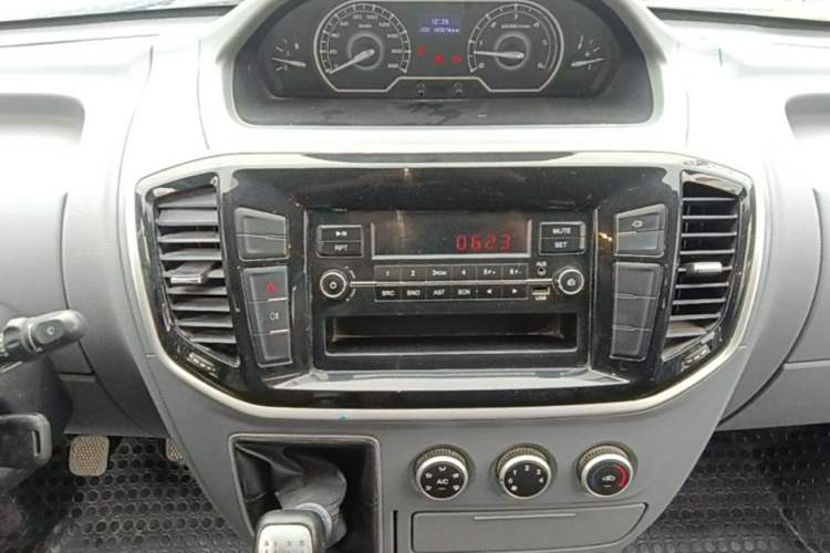 Used SAIC MAXUS Xintu V80 2023 2.0T Manual Classic Aoyuntong Short Wheelbase Mid-Roof 5/6-Seater Audio And AC Panel