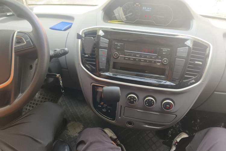 Used SAIC MAXUS Xintu V80 2023 2.0T AMT Classic City Distribution King Short Wheelbase Ultra-Low Roof 3-Seater Audio And AC Panel