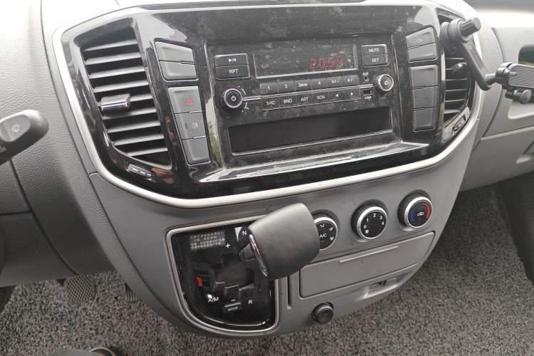 Used SAIC MAXUS Xintu V80 2023 2.0T AMT Classic Aoyuntong Short Wheelbase Mid-Roof 5/6-Seater Audio And AC Panel