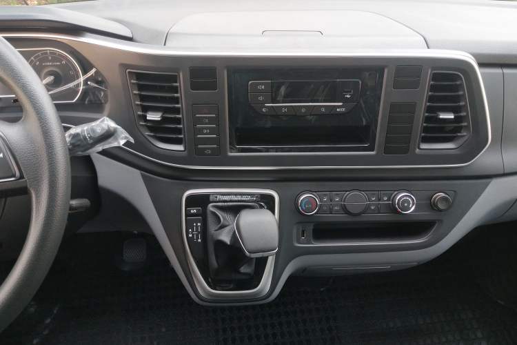 Used SAIC MAXUS Xintu V80 2023 2.0T PLUS AMT All-Rounder Short Wheelbase Mid-Roof 5/6-Seater Audio And AC Panel