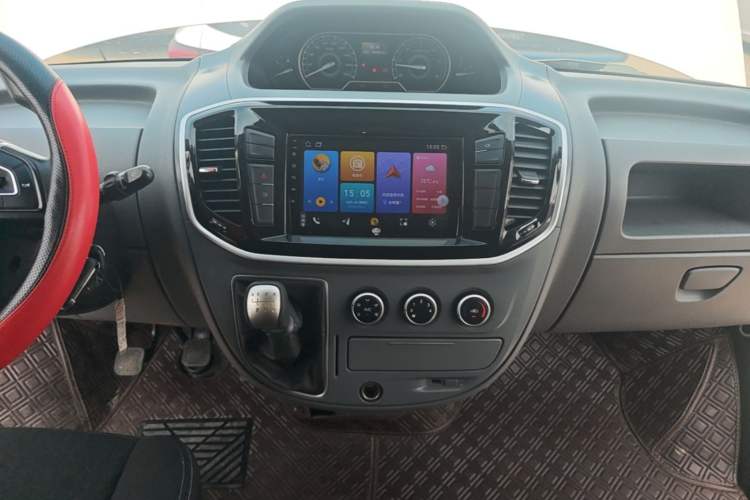 Used SAIC MAXUS Xintu V80 2023 2.0T Manual Classic Aoyuntong Short Wheelbase Mid-Roof 7/8/9-Seater Audio And AC Panel
