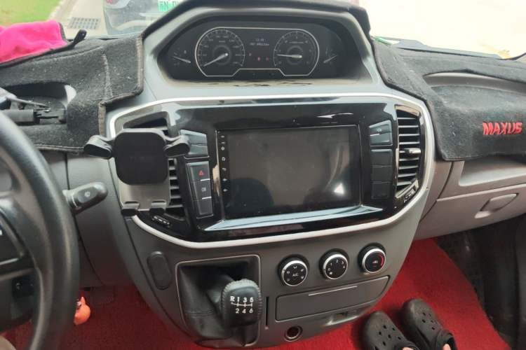 Used SAIC MAXUS Xintu V80 2023 2.0T Manual Classic Aoyuntong Short Wheelbase Ultra-Low Roof 5/6-Seater Audio And AC Panel