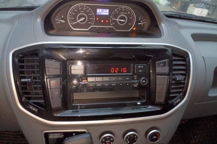 Used SAIC MAXUS Xintu V80 2023 2.0T AMT Classic Aoyuntong Short Wheelbase Mid-Roof 5/6-Seater Audio And AC Panel