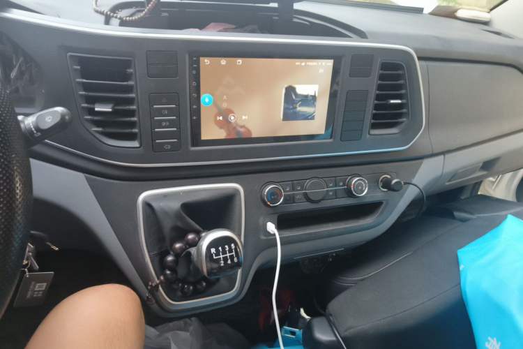 Used SAIC MAXUS Xintu V80 2023 2.0T PLUS Manual All-Around King Long Wheelbase Mid-Height Roof—6/7/8/9-Seater Audio And AC Panel