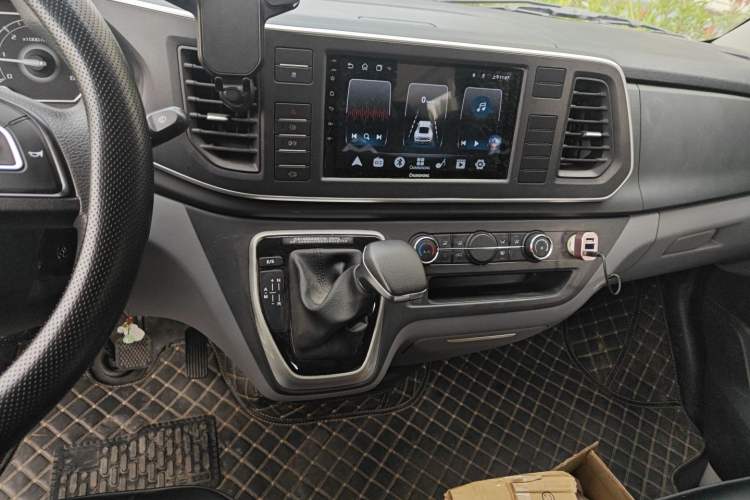 Used SAIC MAXUS Xintu V80 2023 2.0T PLUS AMT City Edition Short Wheelbase Ultra-Low Roof 5/6-Seater Audio And AC Panel