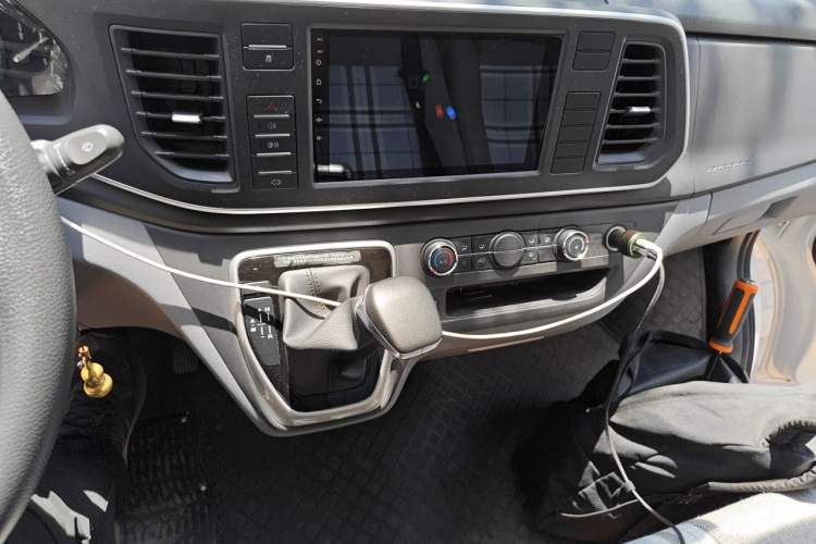Used SAIC MAXUS Xintu V80 2023 2.0T AMT Classic Aoyuntong Power Version Short Wheelbase Ultra-Low Roof 5/6-Seater Audio And AC Panel