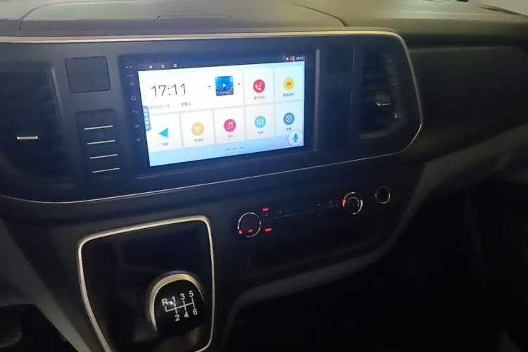 Used SAIC MAXUS Xintu V80 2023 2.0T Manual Classic Aoyuntong Short Wheelbase Ultra-Low Roof 7/8/9-Seater Audio And AC Panel