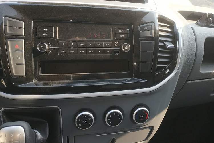 Used SAIC MAXUS Xintu V80 2023 2.0T Manual Classic City Delivery King Short Wheelbase Mid-Roof 3-Seater Audio And AC Panel