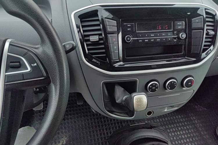 Used SAIC MAXUS Xintu V80 2023 2.0T Manual Classic City Delivery King Long Wheelbase Mid-Roof 3-Seater Audio And AC Panel
