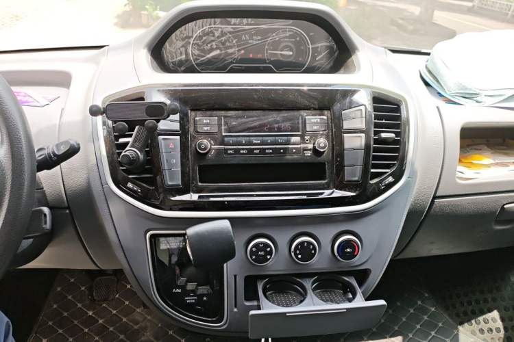 Used SAIC MAXUS Xintu V80 2023 2.0T AMT Classic Aoyuntong Short Wheelbase Ultra-Low Roof 5/6-Seater Audio And AC Panel
